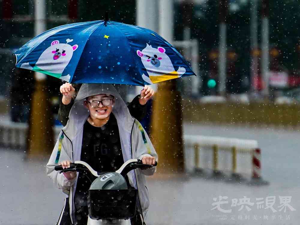 012《爱在雨中》：2023年8月31日，拍摄于河北省唐山市新华道，一场暴雨与唐山不期而遇.jpg