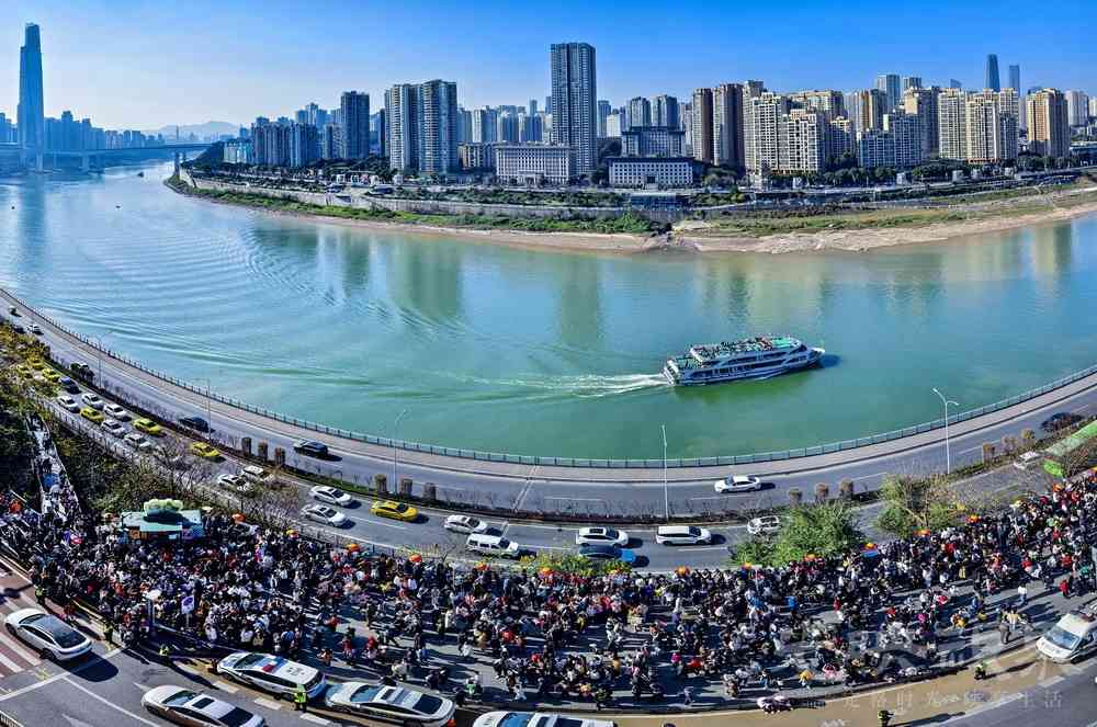010《游人如织》-刘琳-13983265860-2024年2月16日，节日期间的渝中区李子坝，游人如织.jpg