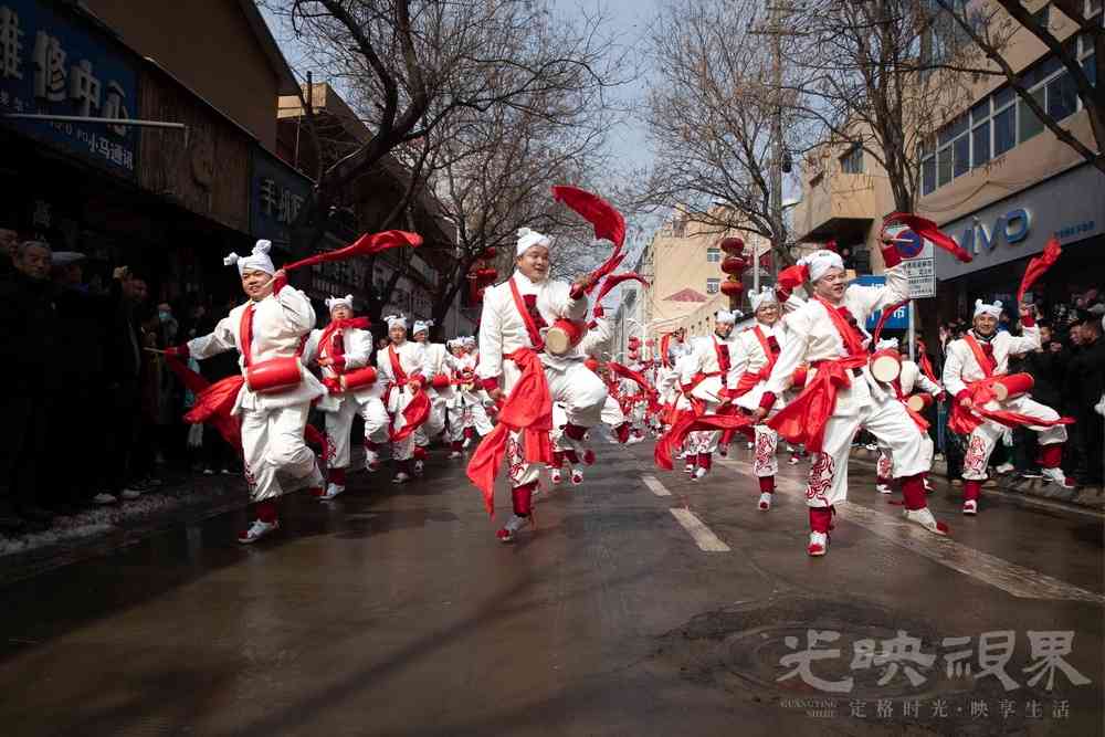 37.《红火腰鼓闹街巷》.jpg