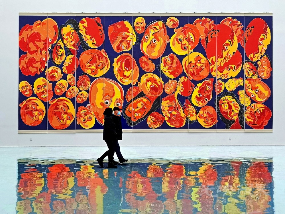 003《现代画展》2020年12月4日，北京通州宋庄美术观，观众在参观现代画展。.jpg