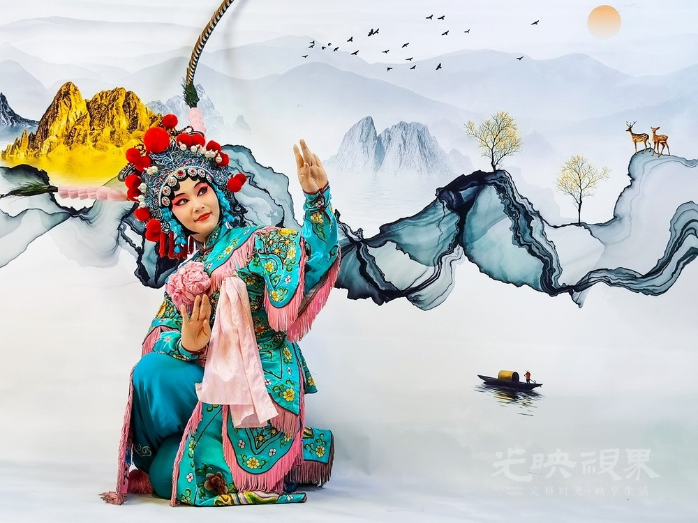 024《浓妆淡抹总相宜》，2023年7月1日，北京海淀，演员在舞台中进行表演的瞬间。.jpg