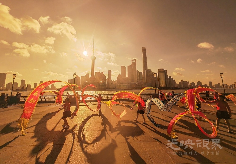 4.上海的早晨--2024.7.28摄于上海外滩。上海健身龙俱乐部的成员在集体舞龙，在初升的.jpg