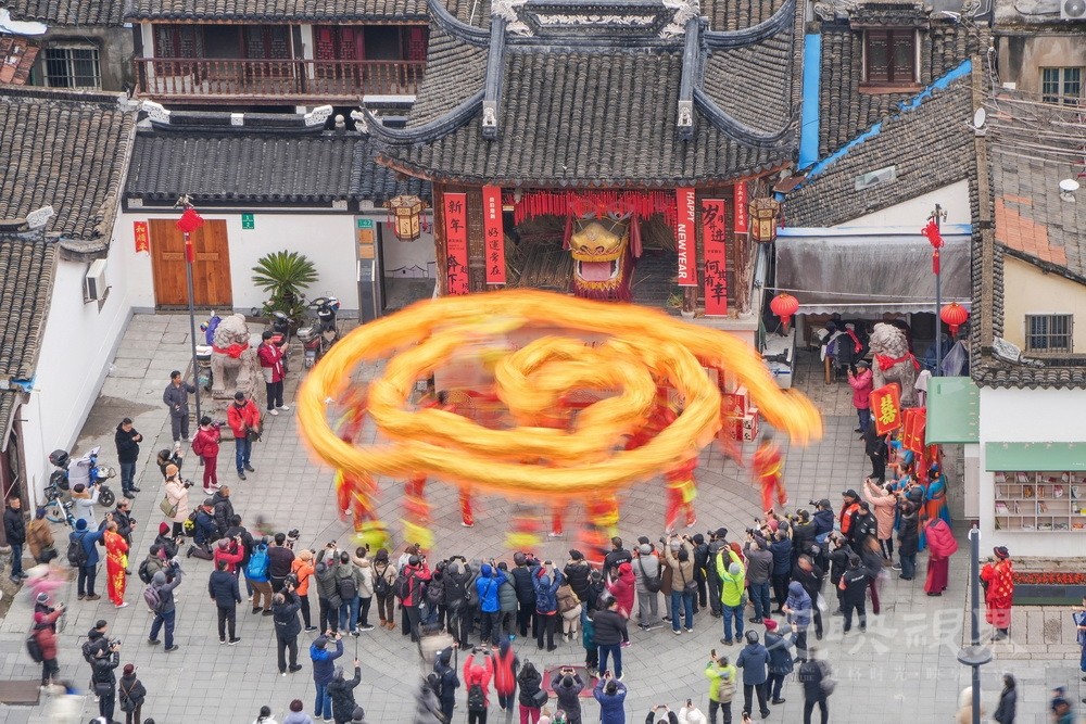 31.金龙飞舞闹元宵--2024.2.23摄于上海浦东新区三林镇的龙腾狮跃闹元宵活动。.JPG