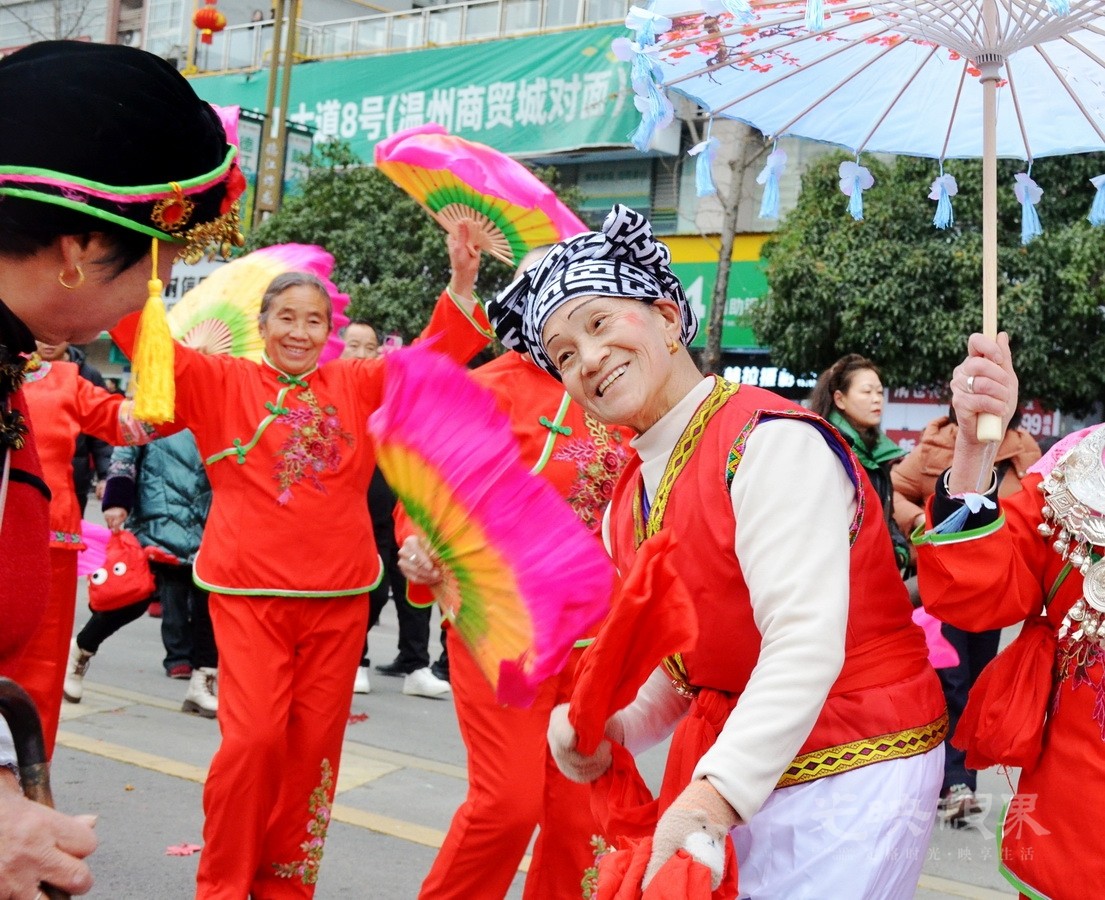 覃海波-非遗表演闹新春Ht2b7xbtZS.jpg