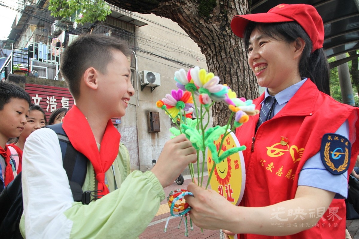涂举学-公交黄姨“笑”绽芳华  点亮六一归程 JiArNit75Y.JPG