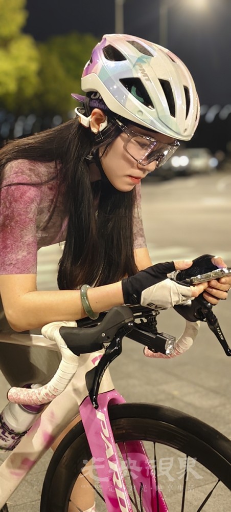 美女骑手1200.jpg