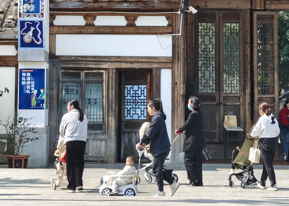 遛娃021200.jpg