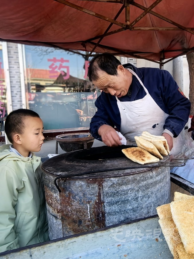 蒋琦富-烧饼炉前090-4AmzmpejAR.jpg