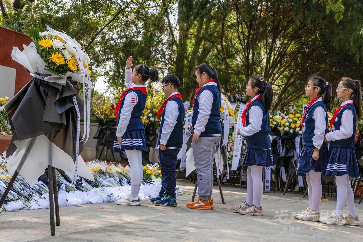 胡碧蓉-陵园寄情096YDAJJtMNDR.jpg