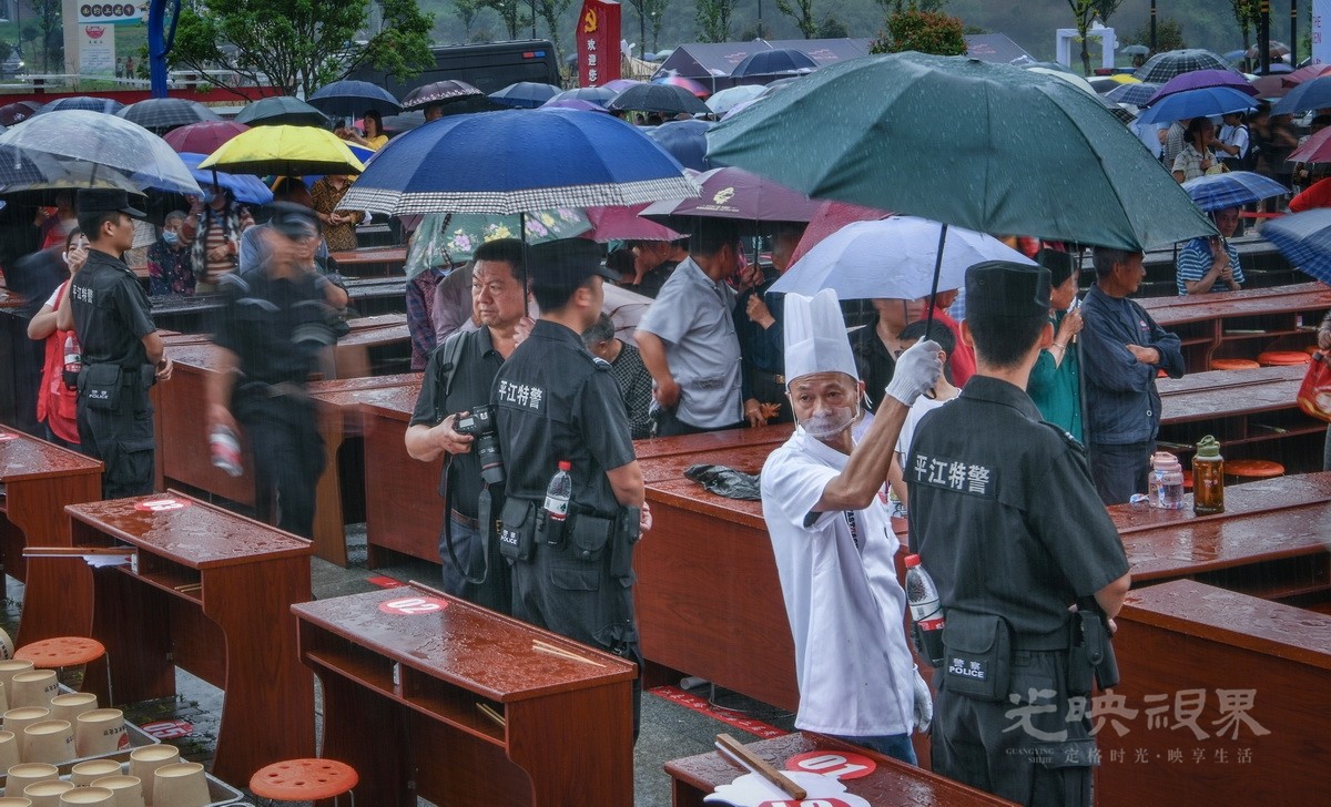 冯建一-雨中警民情89-ChGisSFQbe.jpg