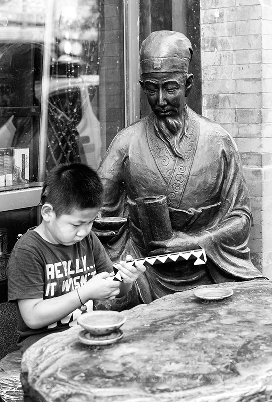 喝口水再玩儿吧孩子
