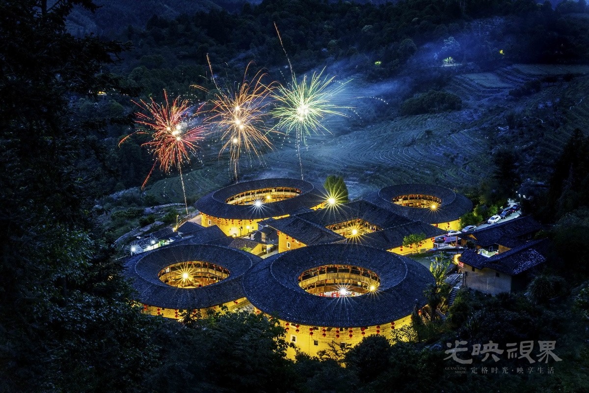 009郭亮-土楼夜绽烟花梦95.5Xre45jEADj.jpg