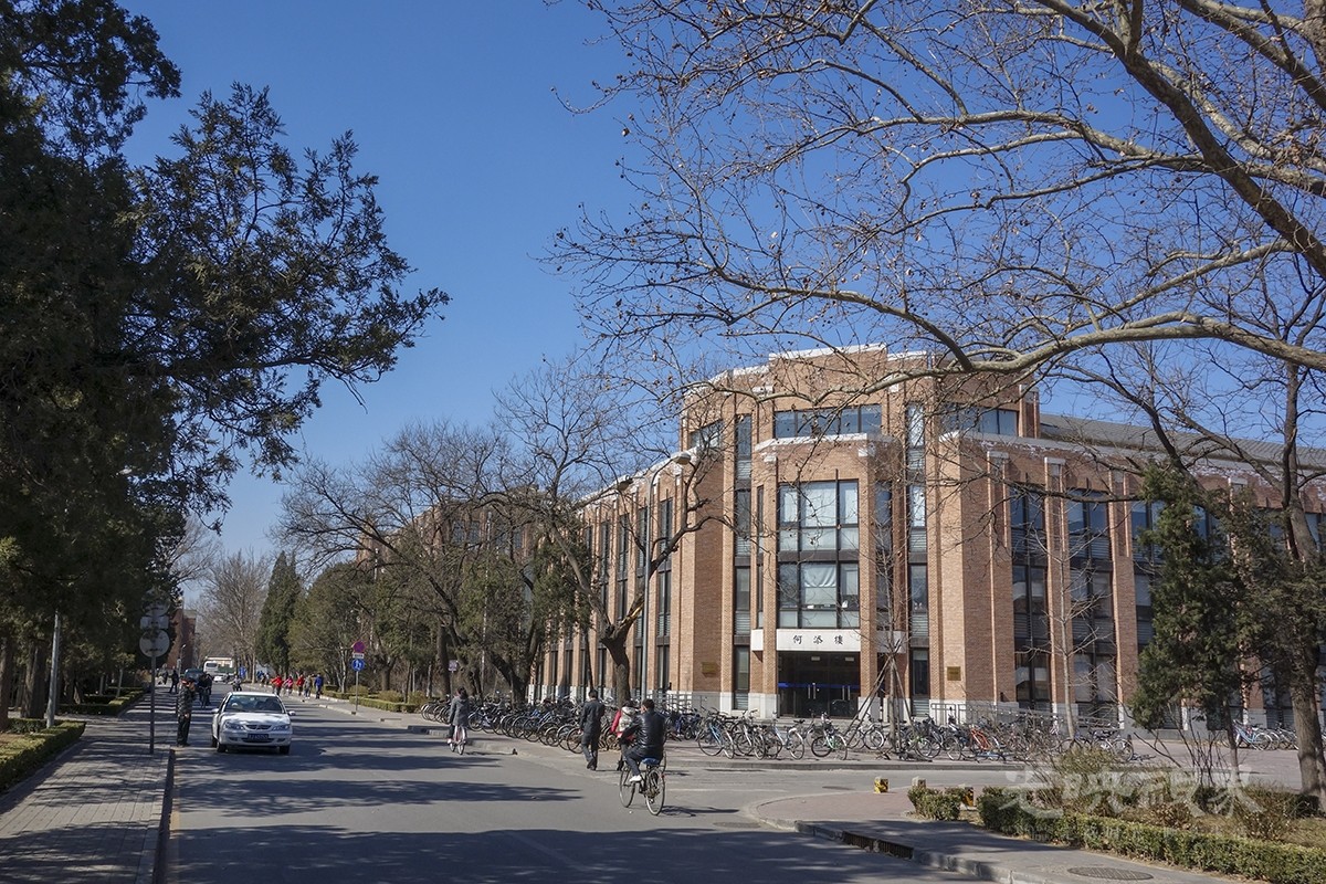 漫步清华园00221200（何添楼）.jpg