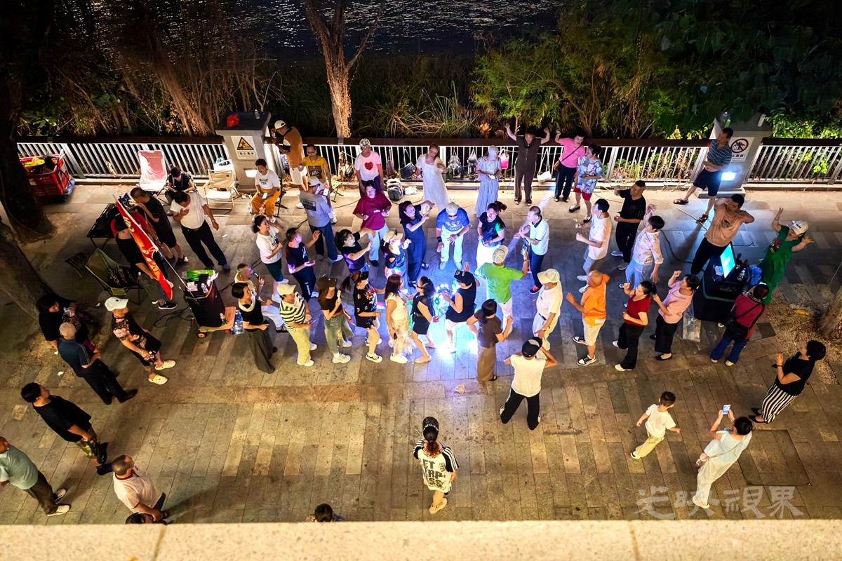 夏夜劲舞011200.jpg