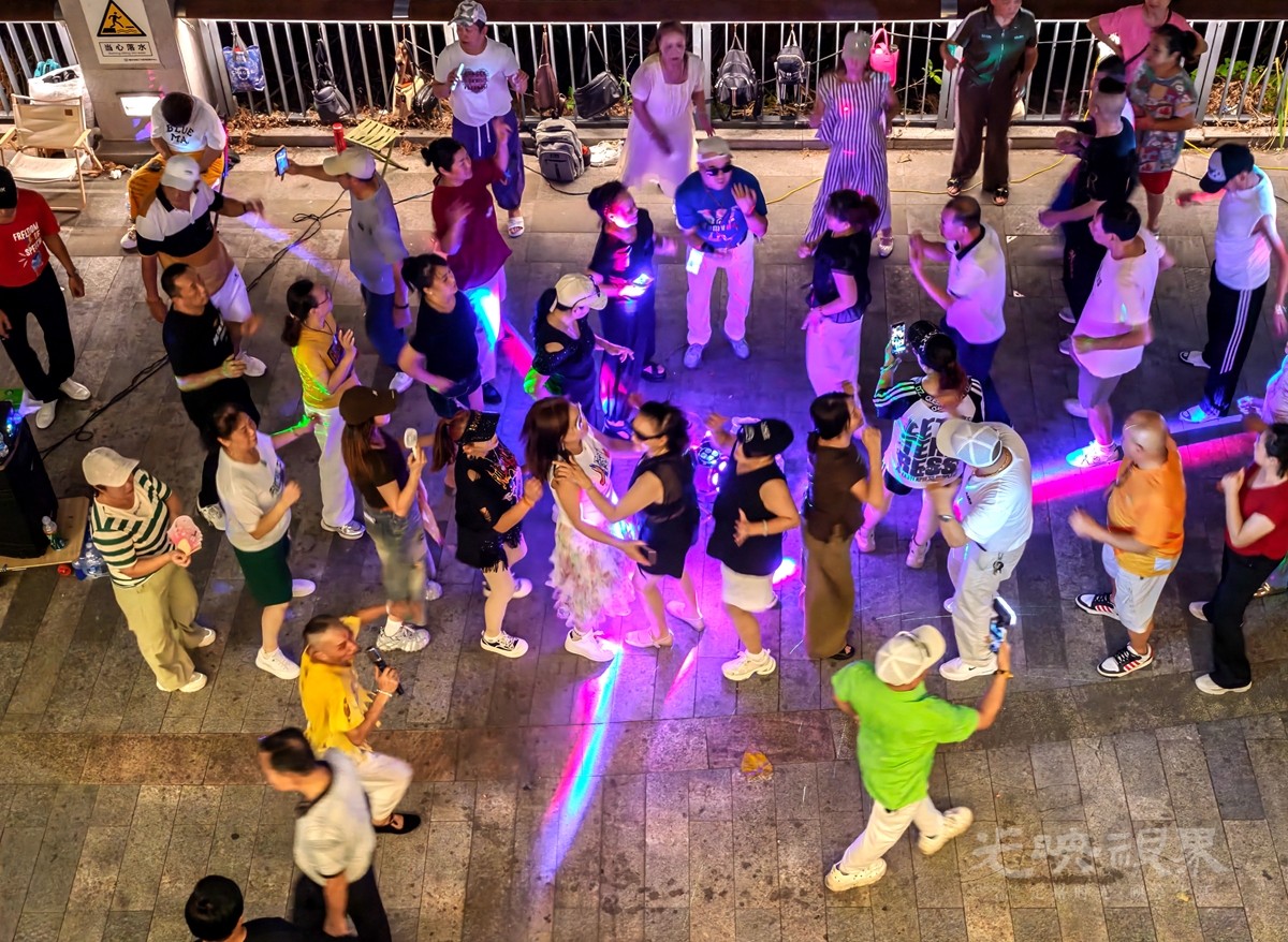 夏夜劲舞021200.jpg