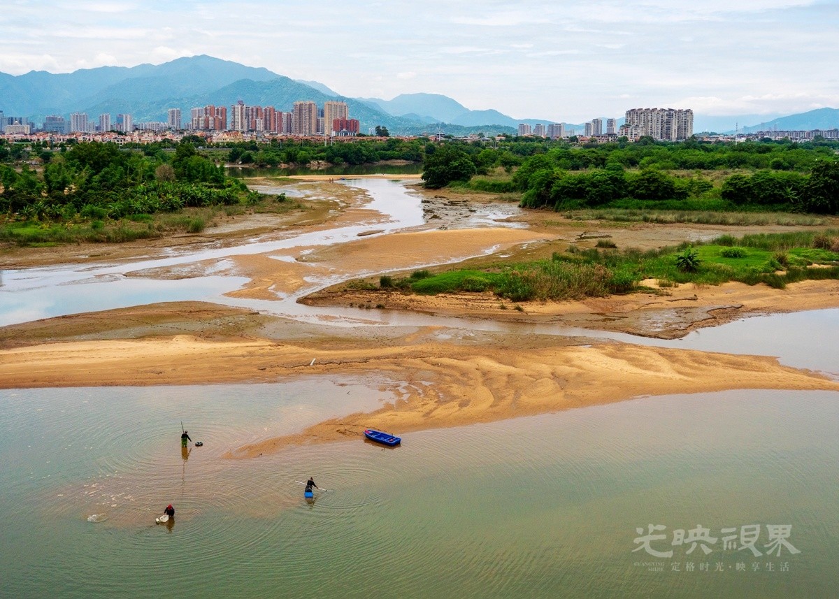 远山近水皆画卷，新城旧渔共晨昏.jpg