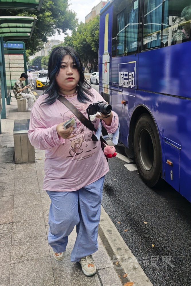 公交站的女摄影师1024.jpg