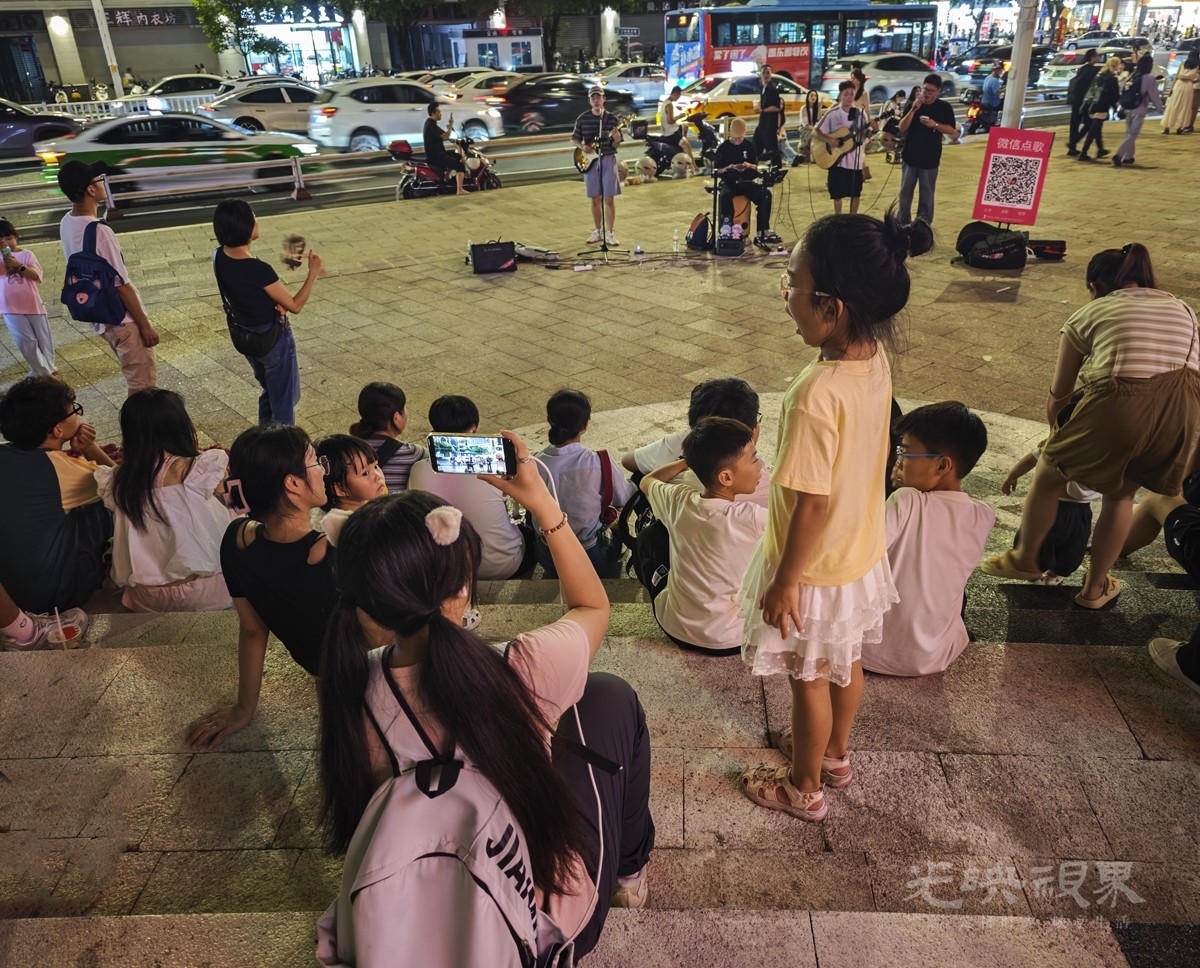 街头演出1200.jpg