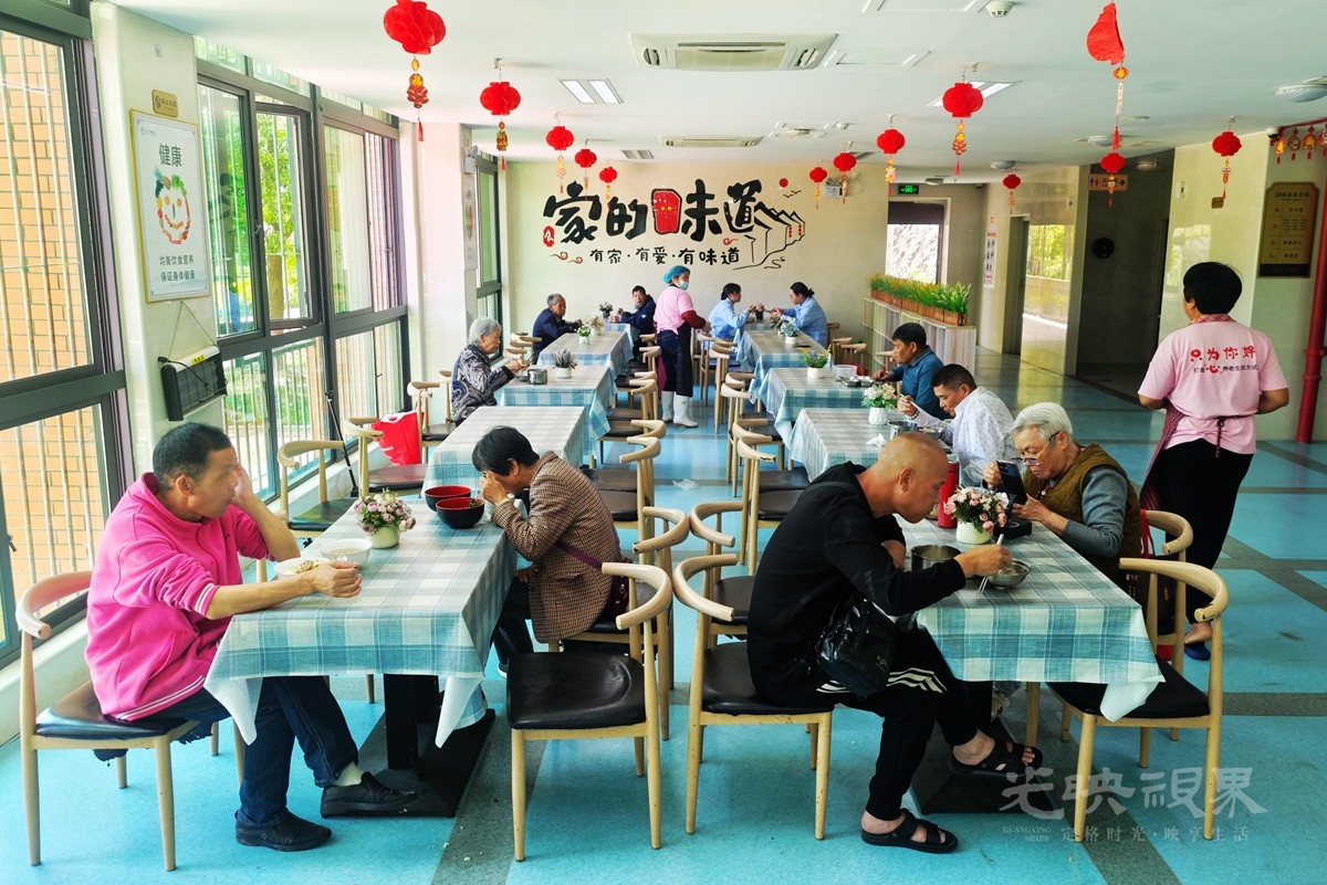 闽侯县福利院午餐011200.jpg