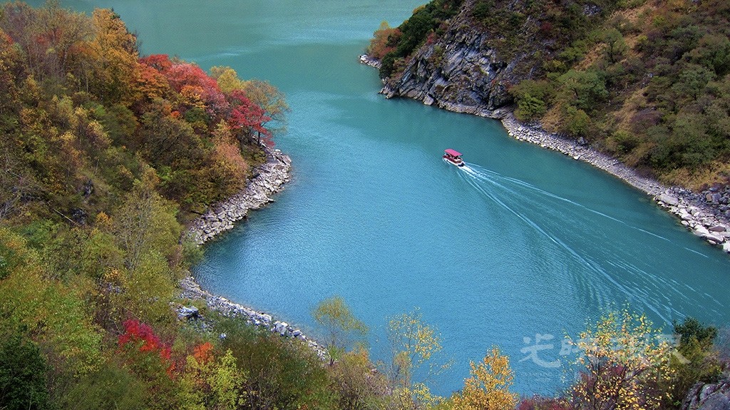 《秋湖行舟》拍得真美，碧绿的湖水和红顶小船，加上两岸的秋色，特别有诗意 小图.jpg
